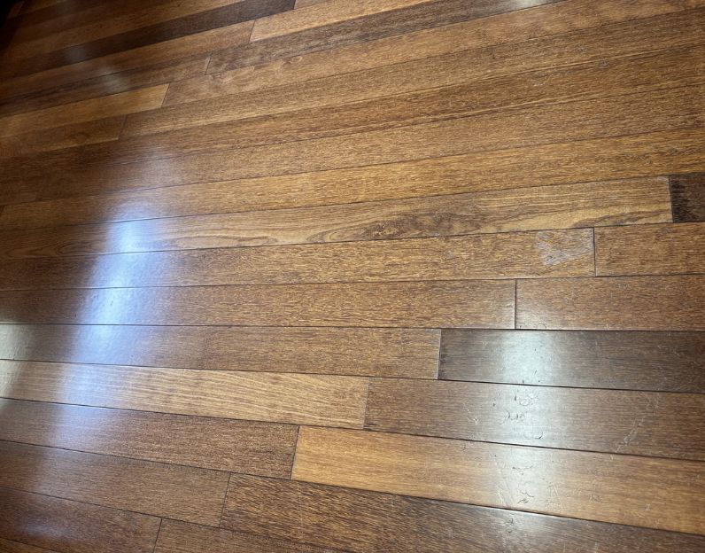 色あせて部屋が暗い床も…