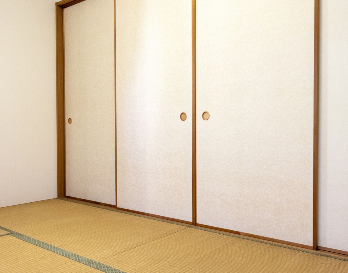縁や引手が傷んだ襖も…
