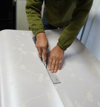 生地の裁断、襖紙の貼り込み