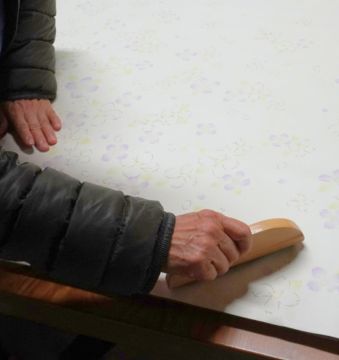生地の裁断、襖紙の貼り込み
