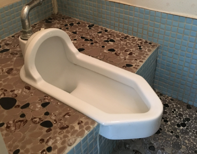 狭くて閉塞感のあるトイレも…