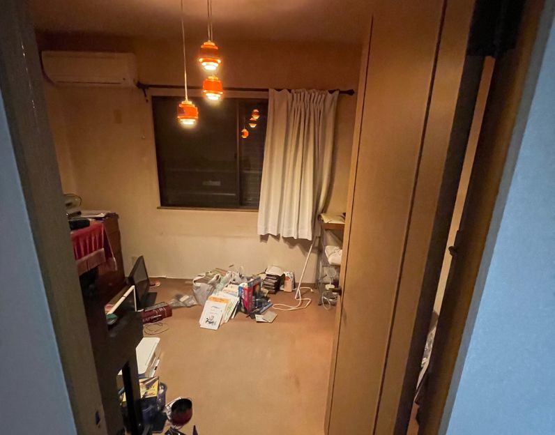 部屋が暗く感じる壁紙も…