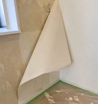 既存クロスの剥がし作業