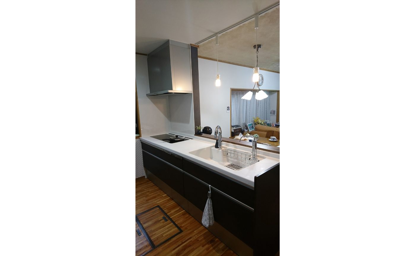 仲良し家族の明るい対面キッチン