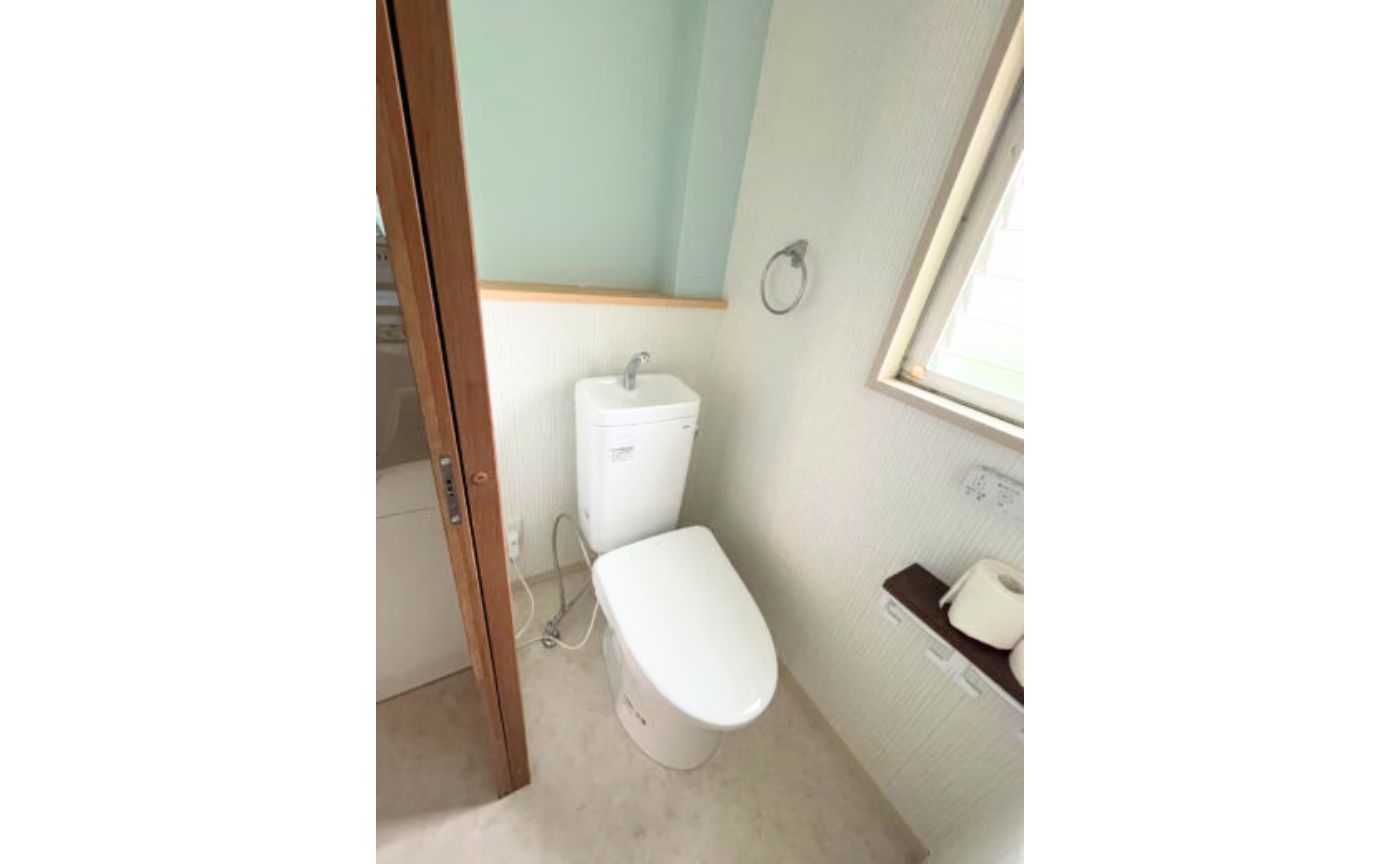 引戸に変更しおしゃれで使いやすいトイレにした施工事例